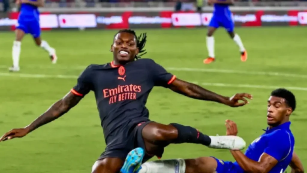 AC Milan Dibantai Chelsea 0-3, Amorim: Banyak Hal yang Harus Kami Perbaiki rafael leao ketika berdual dengan pemain chelsea di sugbk jakarta bgraj