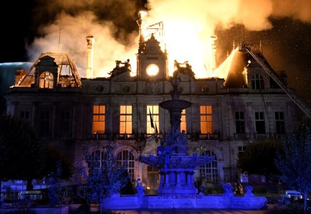 Balai Kota Limoges yang berasal dari abad ke-19 dilalap api. — PASCAL LACHENAUD / AFP