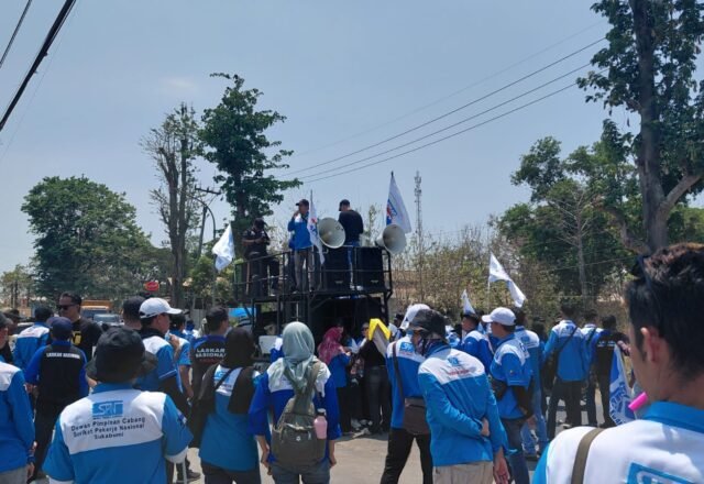 Buruh SPN Demo di Depan pabrik VinFast