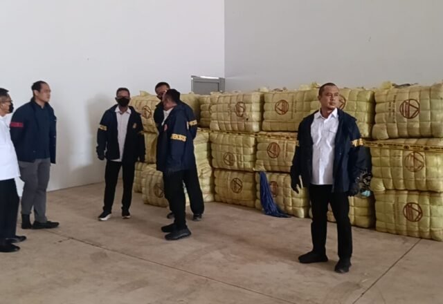 Bareskrim Gerebek Gudang Pakaian Bekas Ilegal di Subang, 1.257 Bal Disita whatsapp image 2026 10 28 at 16.42.41