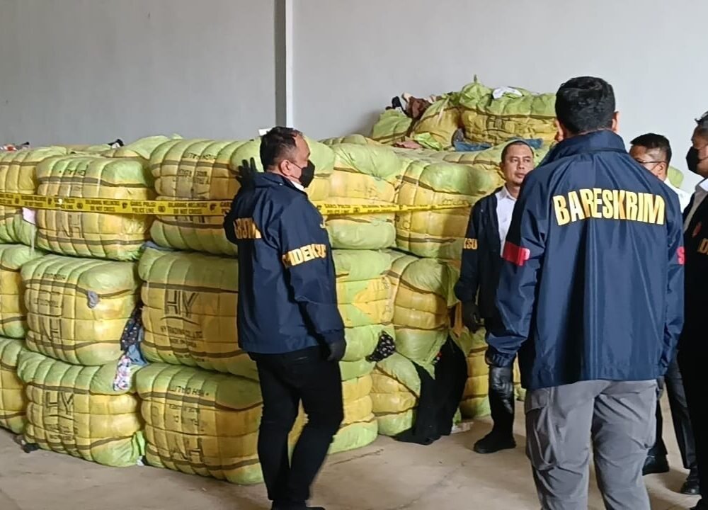 Bareskrim Polri mengungkap kasus dugaan penyimpanan pakaian bekas impor ilegal di kawasan pergudangan Inti Jaya Subang Industri, Kecamatan Purwadadi, Kabupaten Subang, Rabu (28/10/2026).
