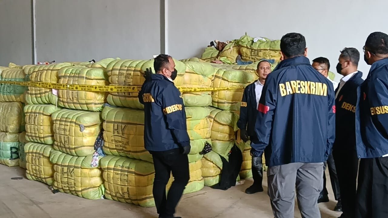 Bareskrim Telusuri Asal Balpres Ilegal di Gudang Subang, Dua Orang Berinisial DAN dan W Didalami Bareskrim Polri mengungkap kasus dugaan penyimpanan pakaian bekas impor ilegal di kawasan pergudangan Inti Jaya Subang Industri, Kecamatan Purwadadi, Kabupaten Subang, Rabu (28/10/2026).