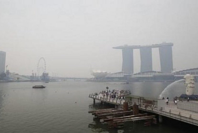 kabut asap terlihat di kawasan jembatan esplanade singapura 130617195212 657